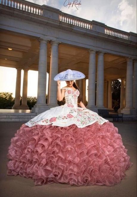 Vestidos modernos de 15 años 2023