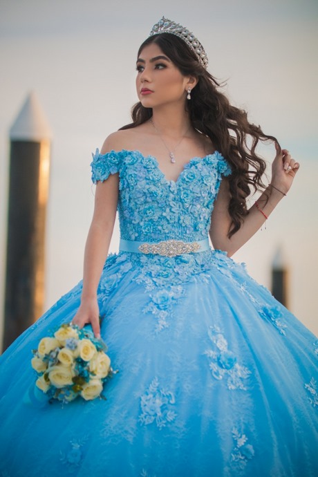 Vestidos modernos de 15 años 2023