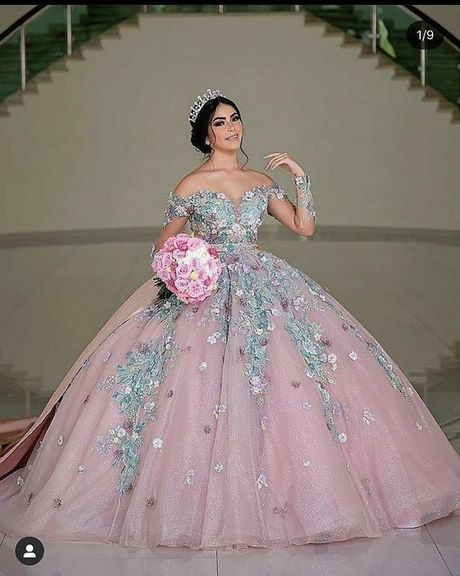 Vestidos modernos de 15 años 2023