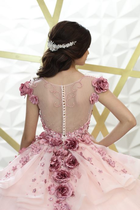 Vestidos modernos de 15 años 2023