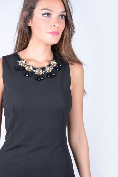 Vestido negro con collar