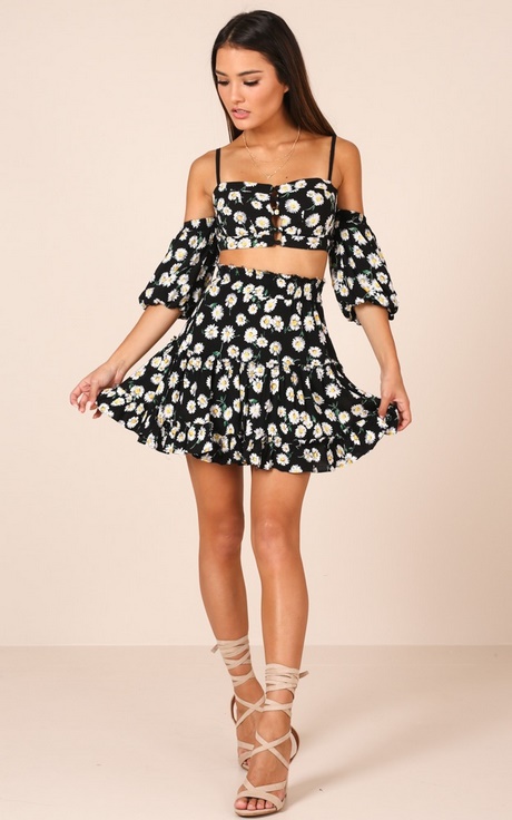 Vestido juvenil de estampado floral perfecto para actividades diurnas en el verano