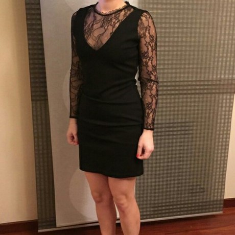 Vestido negro con mangas de encaje