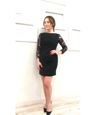 Vestido negro con mangas de encaje