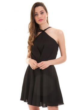 Vestido negro corto con vuelo