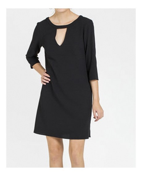 Vestido negro escote pico