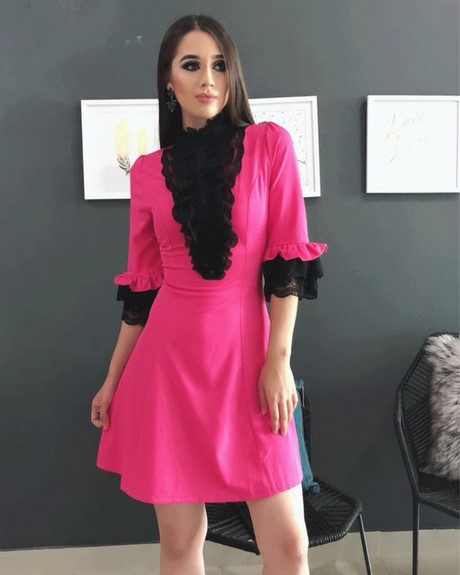 Vestido rosa con encaje negro