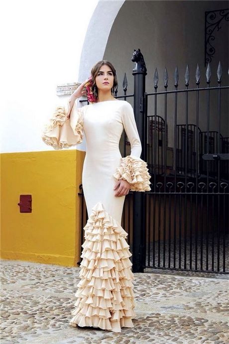 Traje flamenca beige