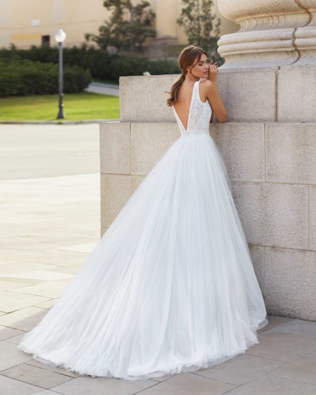 Vestido de novia con corte imperio escote v