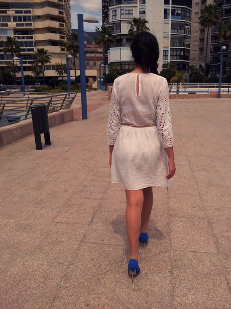 Vestido blanco zapatos azules