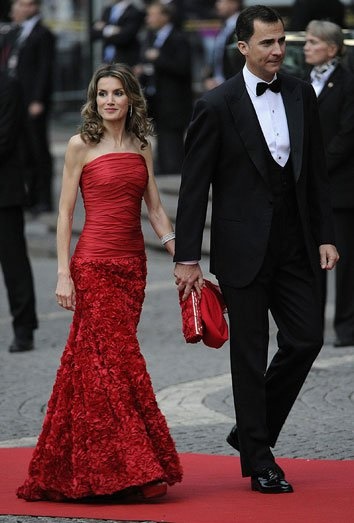 Complementos para un vestido rojo largo